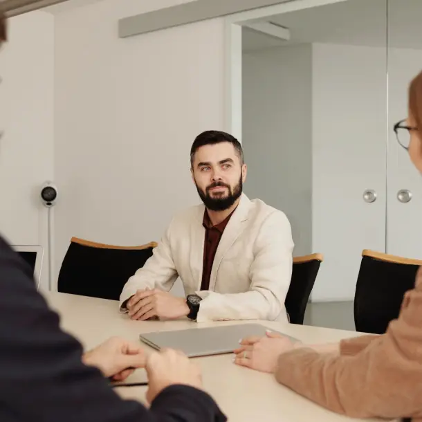 Uma consultoria privada que começa por ouvir o proprietário